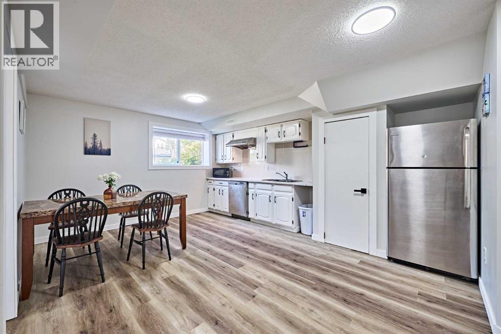 Single Family House Bi-level for Sale in  BERKLEY Drive NW Beddington Heights Calgary 