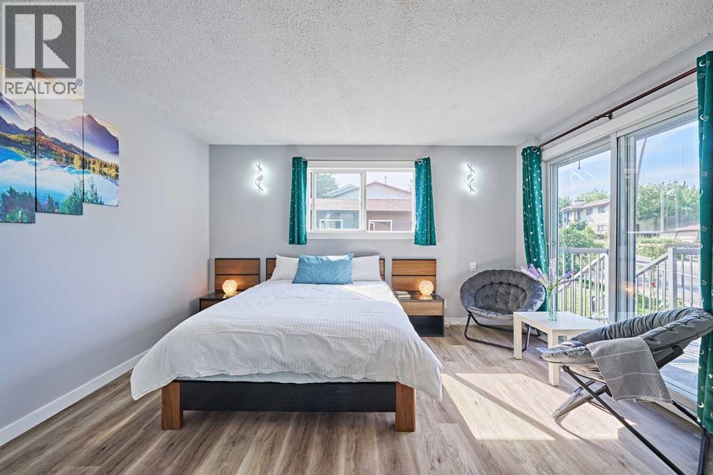 Single Family House Bi-level for Sale in  BERKLEY Drive NW Beddington Heights Calgary 