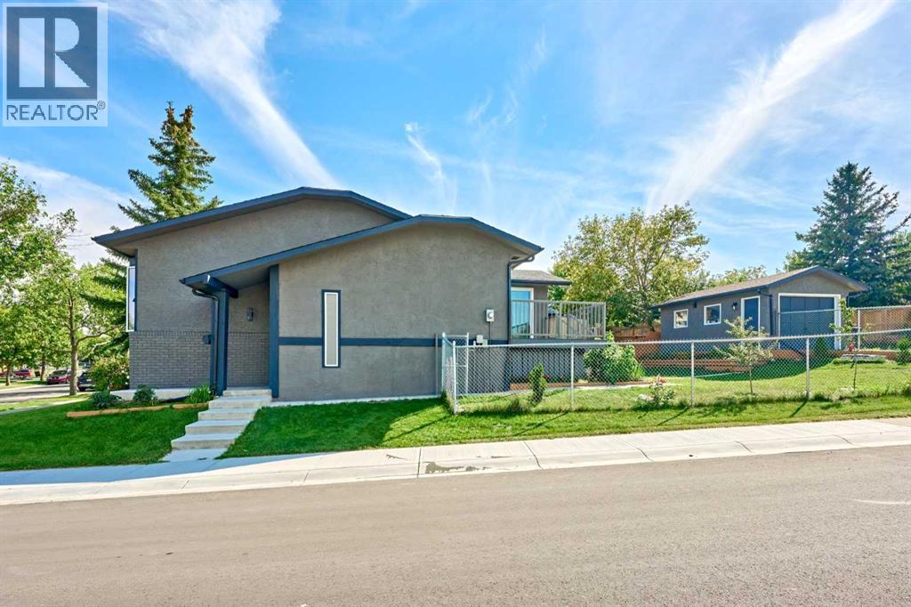 Single Family House Bi-level for Sale in  BERKLEY Drive NW Beddington Heights Calgary 