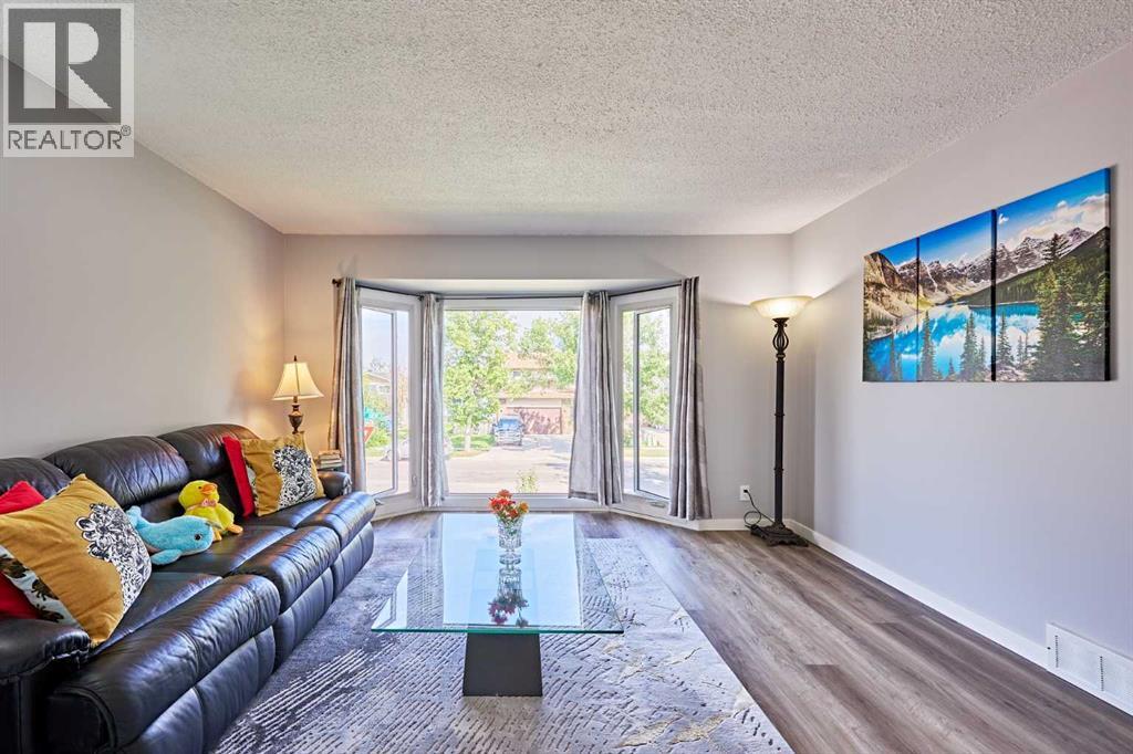 Single Family House Bi-level for Sale in  BERKLEY Drive NW Beddington Heights Calgary 