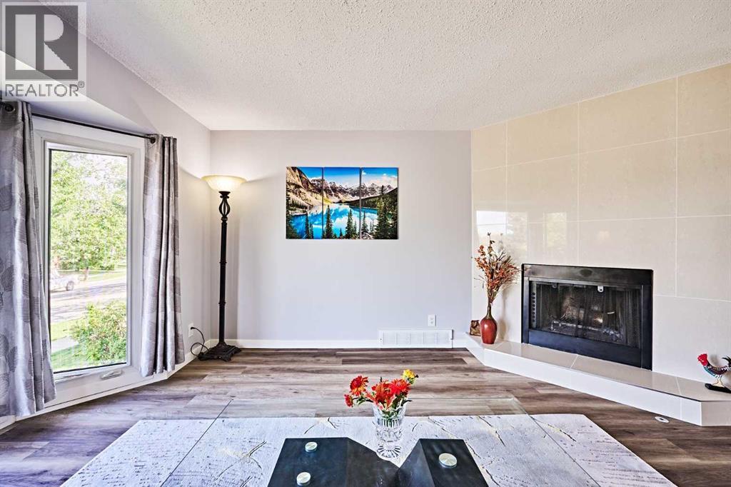 Single Family House Bi-level for Sale in  BERKLEY Drive NW Beddington Heights Calgary 