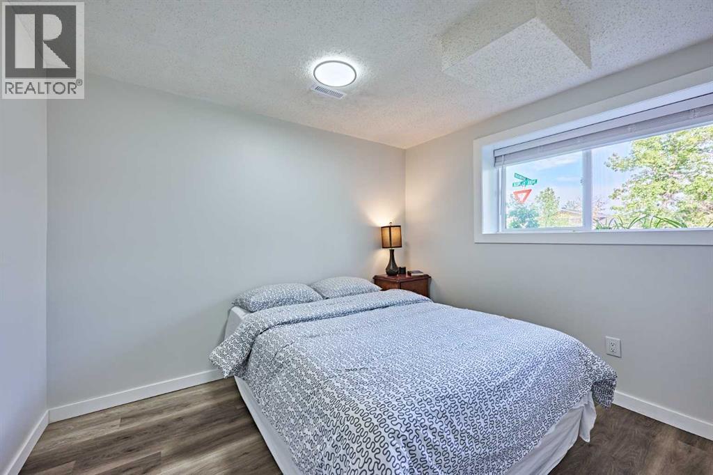 Single Family House Bi-level for Sale in  BERKLEY Drive NW Beddington Heights Calgary 