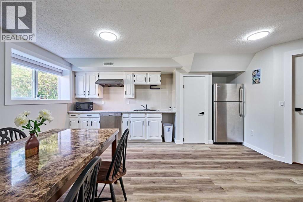 Single Family House Bi-level for Sale in  BERKLEY Drive NW Beddington Heights Calgary 