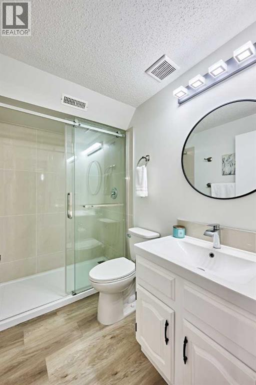 Single Family House Bi-level for Sale in  BERKLEY Drive NW Beddington Heights Calgary 