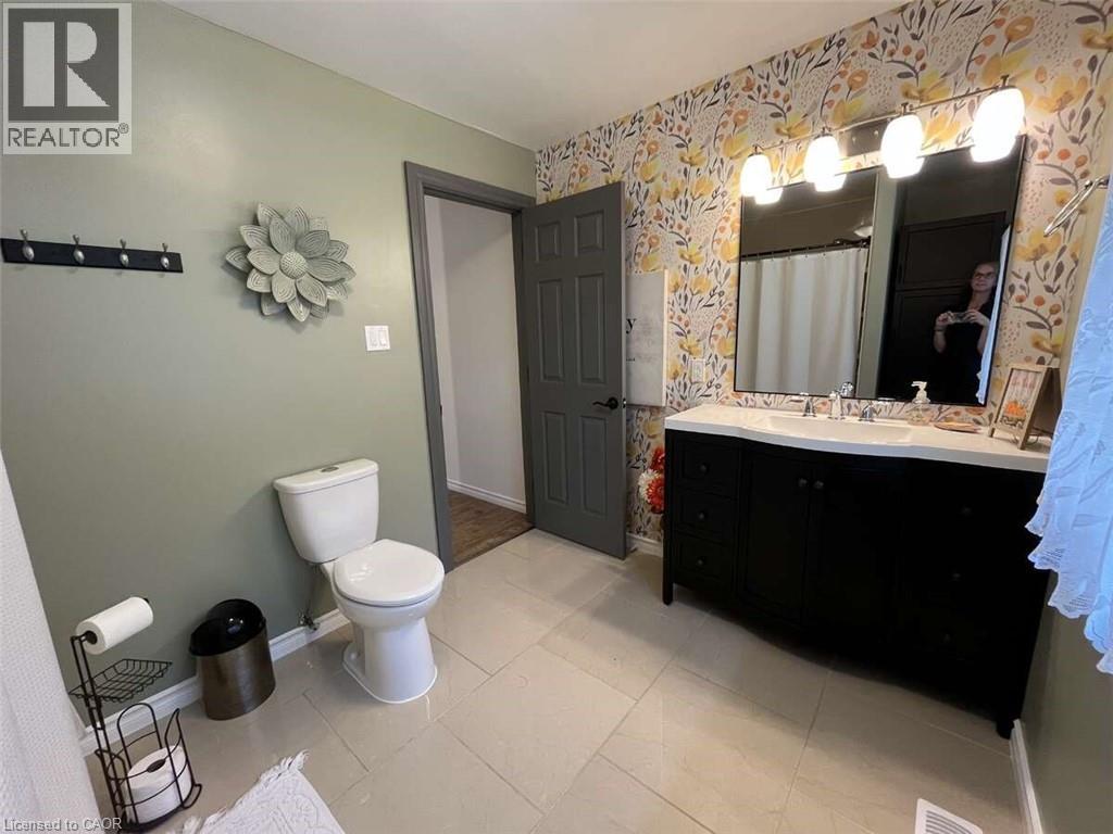 Photo 38 of 915 Governors Road, Dundas ON