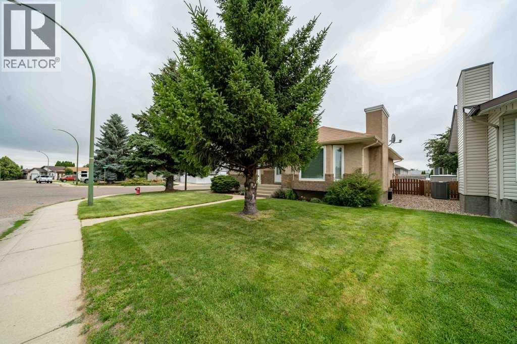 Photo 3 of 83 Stapeford Crescent Se, Medicine Hat AB