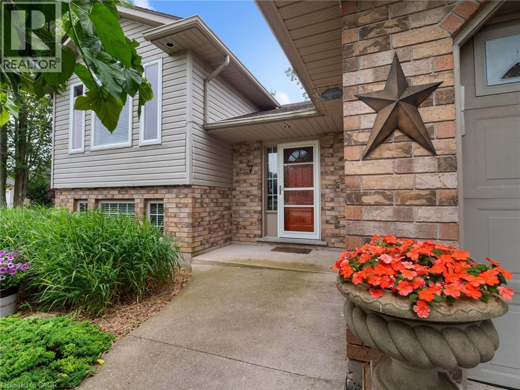 Photo 3 of 7 Rochelle Crescent, Ridgeway ON