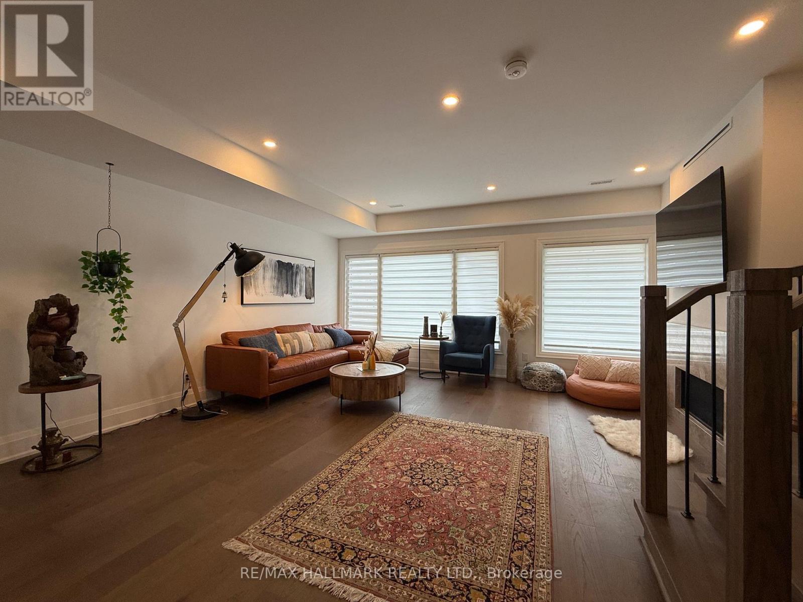 Photo 4 of 14 Persica Street, Richmond Hill ON