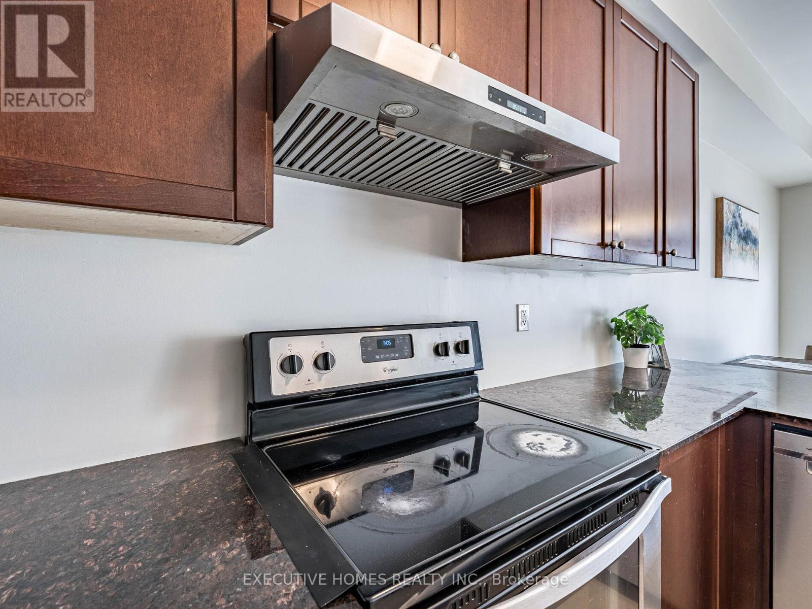 Photo 17 of 15 Lowther Avenue, Richmond Hill ON