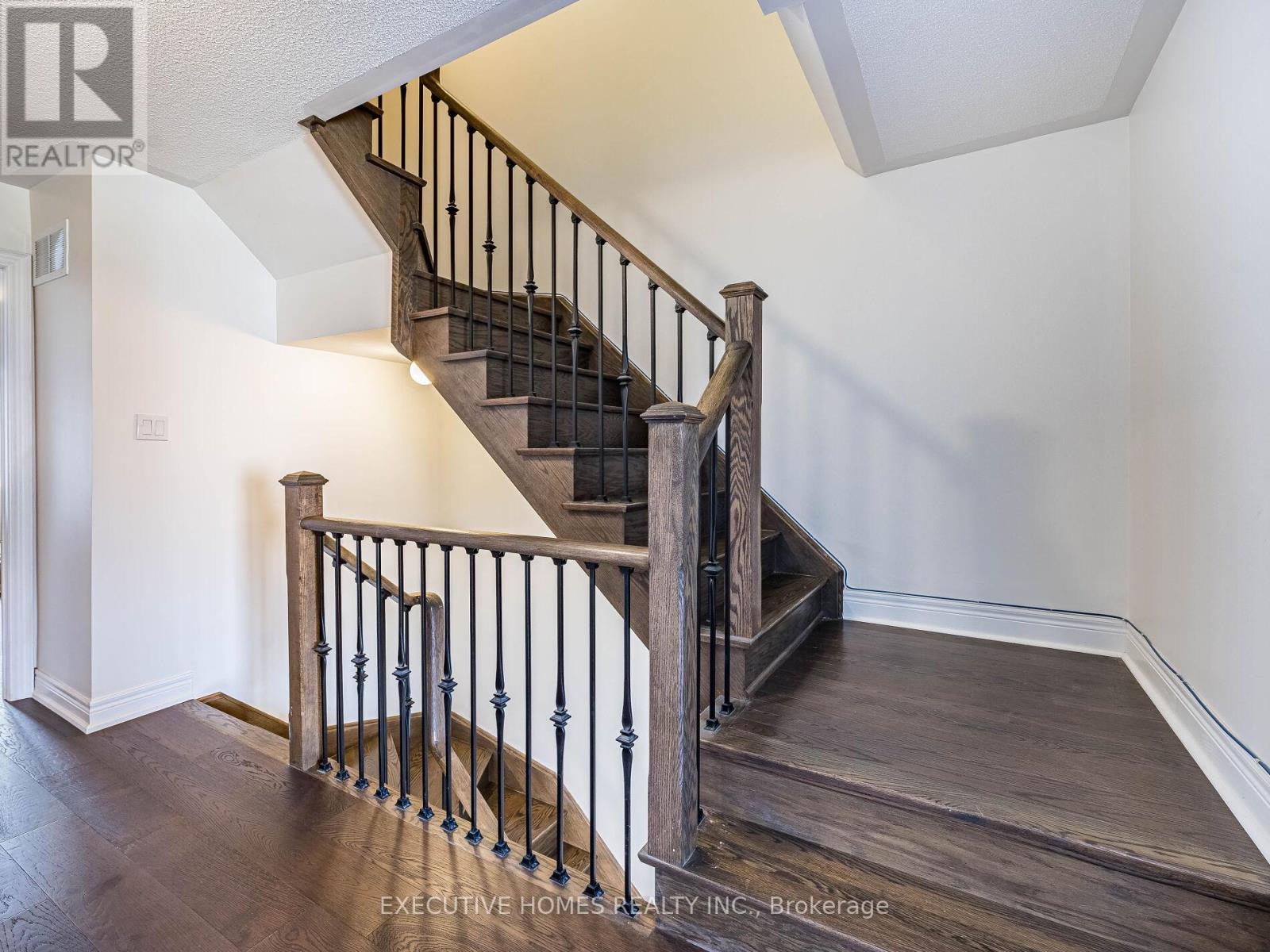 Photo 35 of 15 Lowther Avenue, Richmond Hill ON