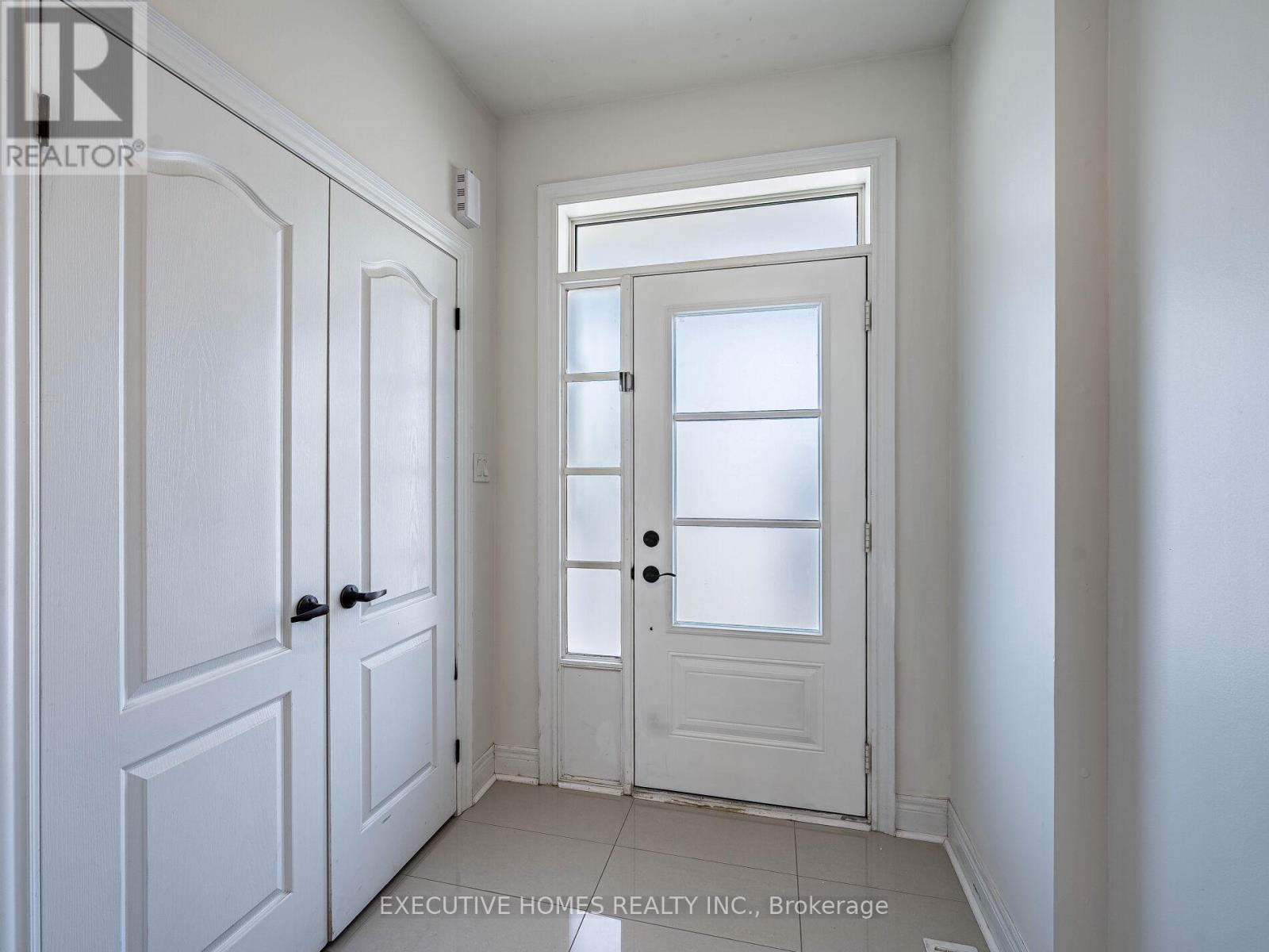 Photo 4 of 15 Lowther Avenue, Richmond Hill ON