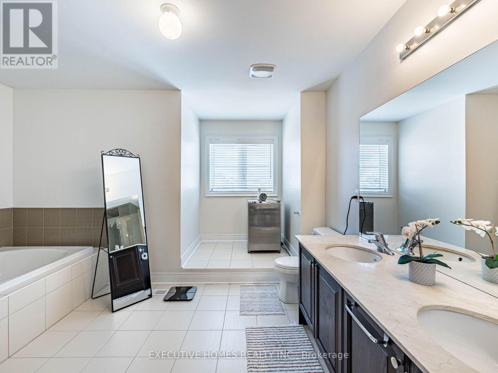Photo 40 of 15 Lowther Avenue, Richmond Hill ON