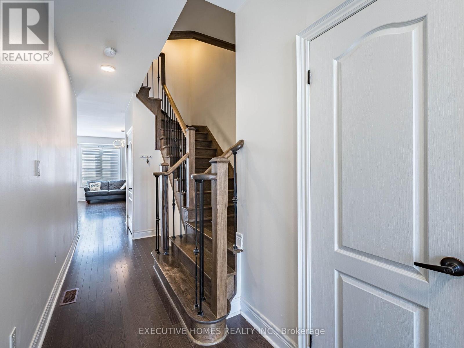 Photo 5 of 15 Lowther Avenue, Richmond Hill ON