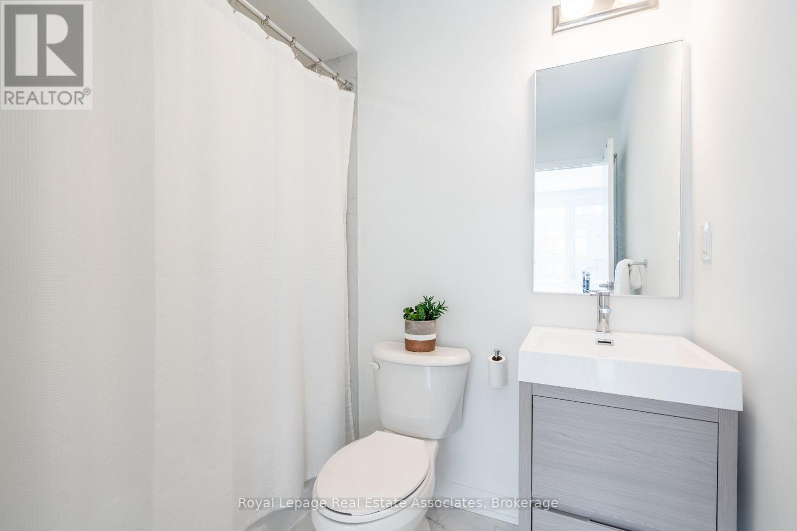 Photo 19 of 120 Green Gardens Boulevard, Toronto ON