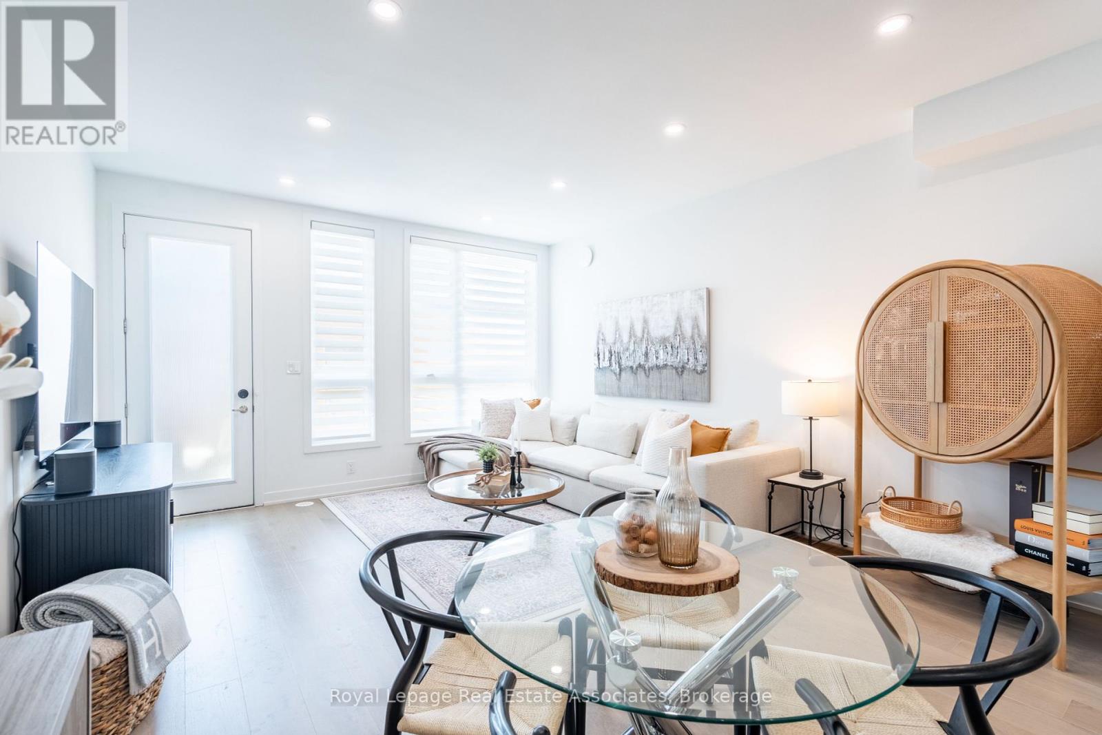 Photo 11 of 120 Green Gardens Boulevard, Toronto ON