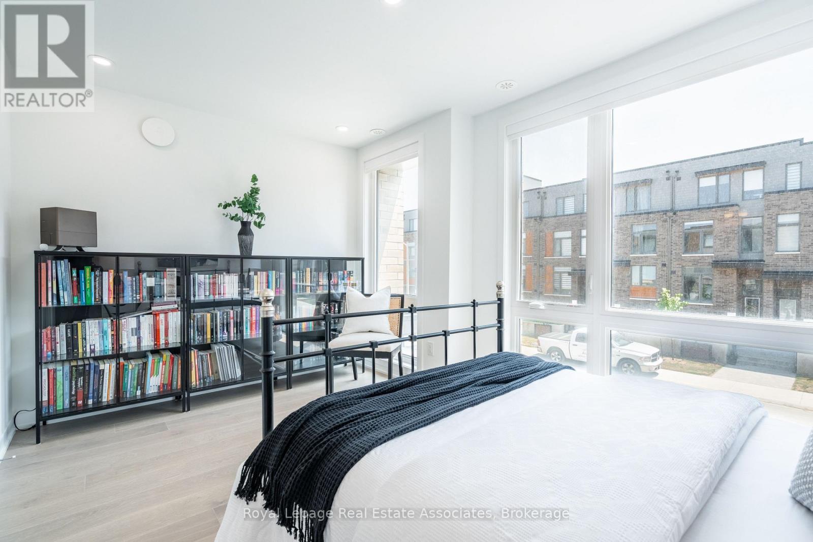 Photo 18 of 120 Green Gardens Boulevard, Toronto ON
