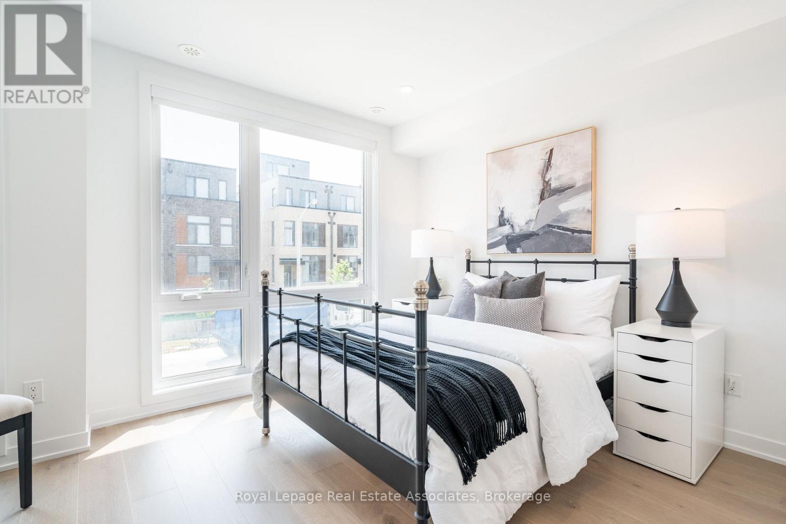 Photo 17 of 120 Green Gardens Boulevard, Toronto ON