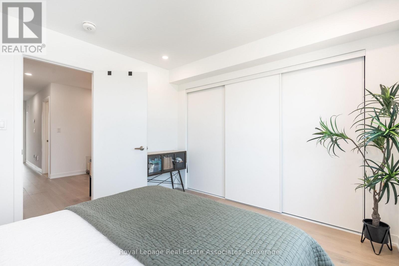 Photo 25 of 120 Green Gardens Boulevard, Toronto ON