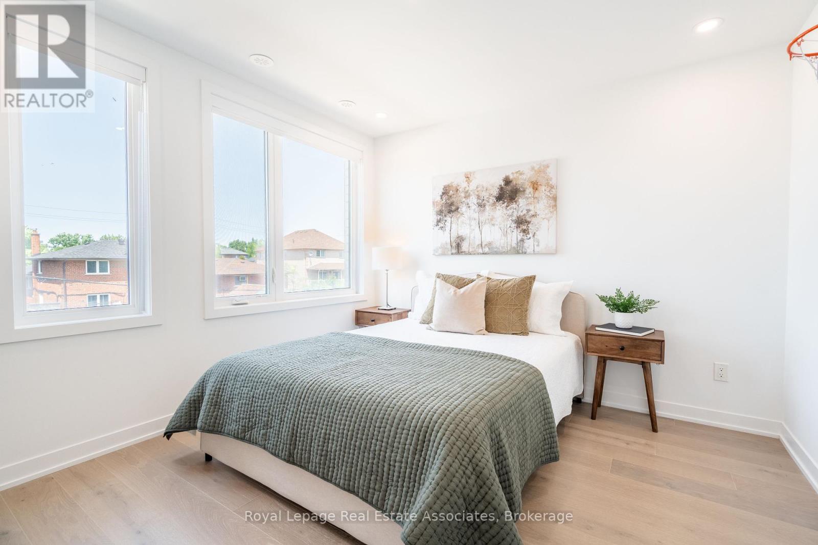 Photo 24 of 120 Green Gardens Boulevard, Toronto ON