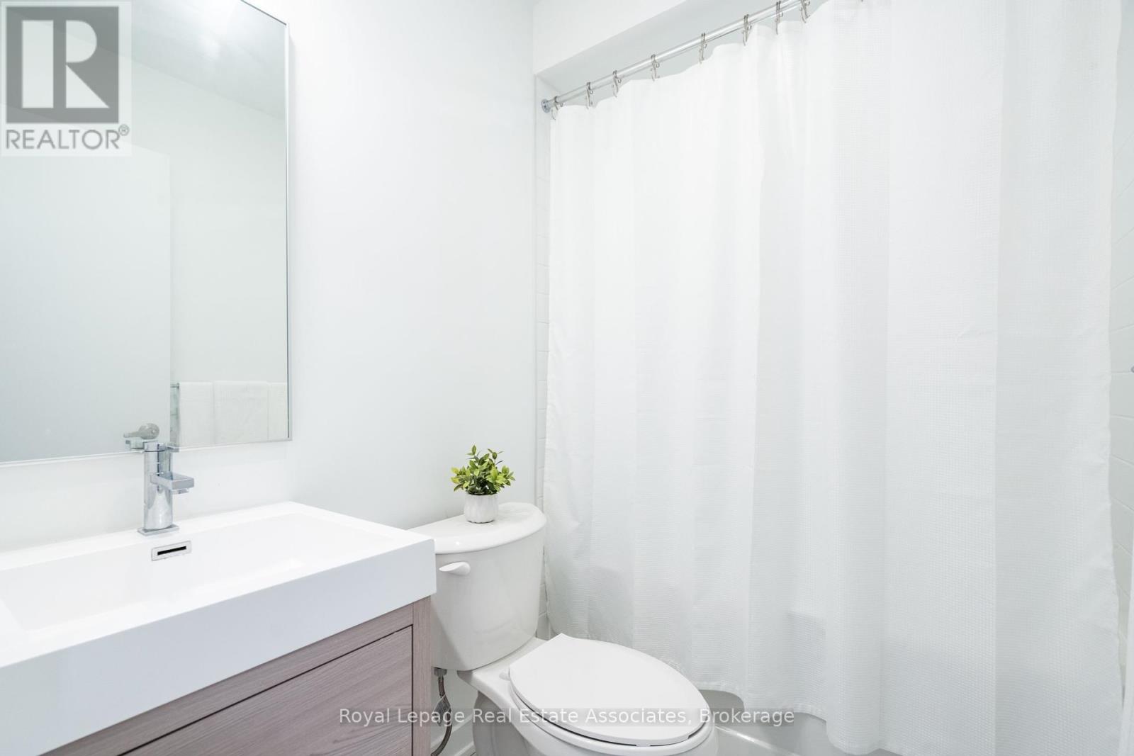 Photo 26 of 120 Green Gardens Boulevard, Toronto ON