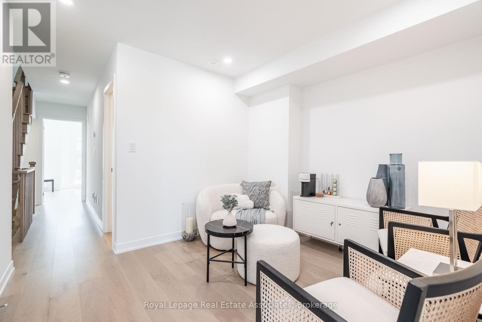 Photo 23 of 120 Green Gardens Boulevard, Toronto ON