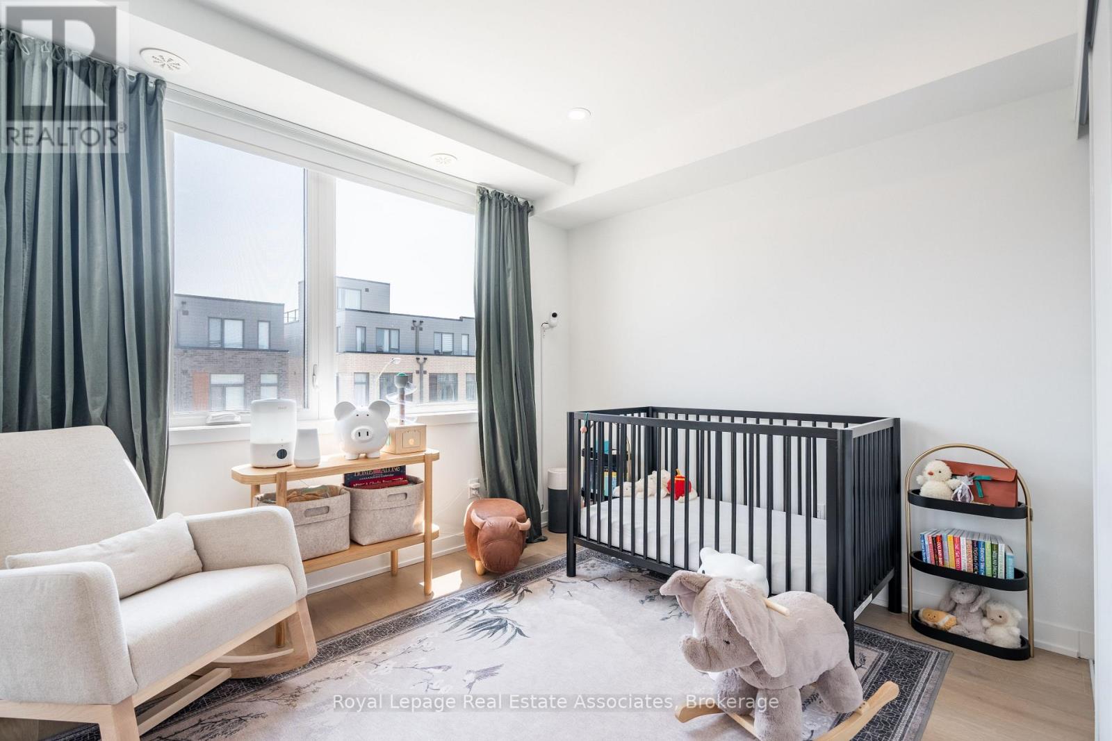 Photo 28 of 120 Green Gardens Boulevard, Toronto ON