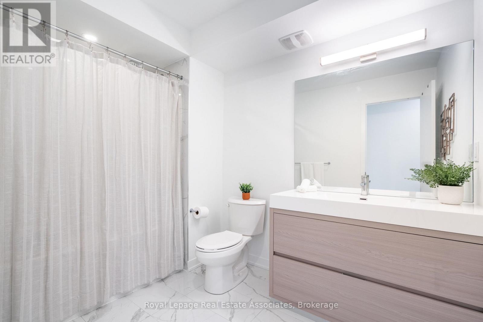Photo 34 of 120 Green Gardens Boulevard, Toronto ON