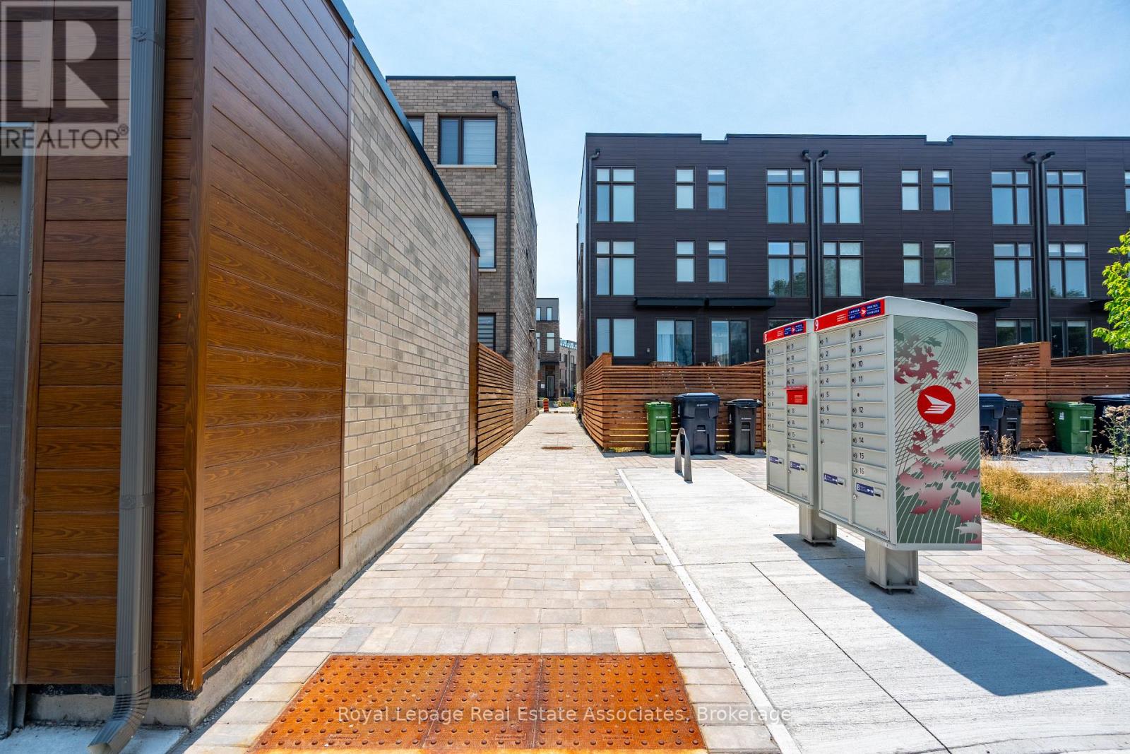 Photo 45 of 120 Green Gardens Boulevard, Toronto ON