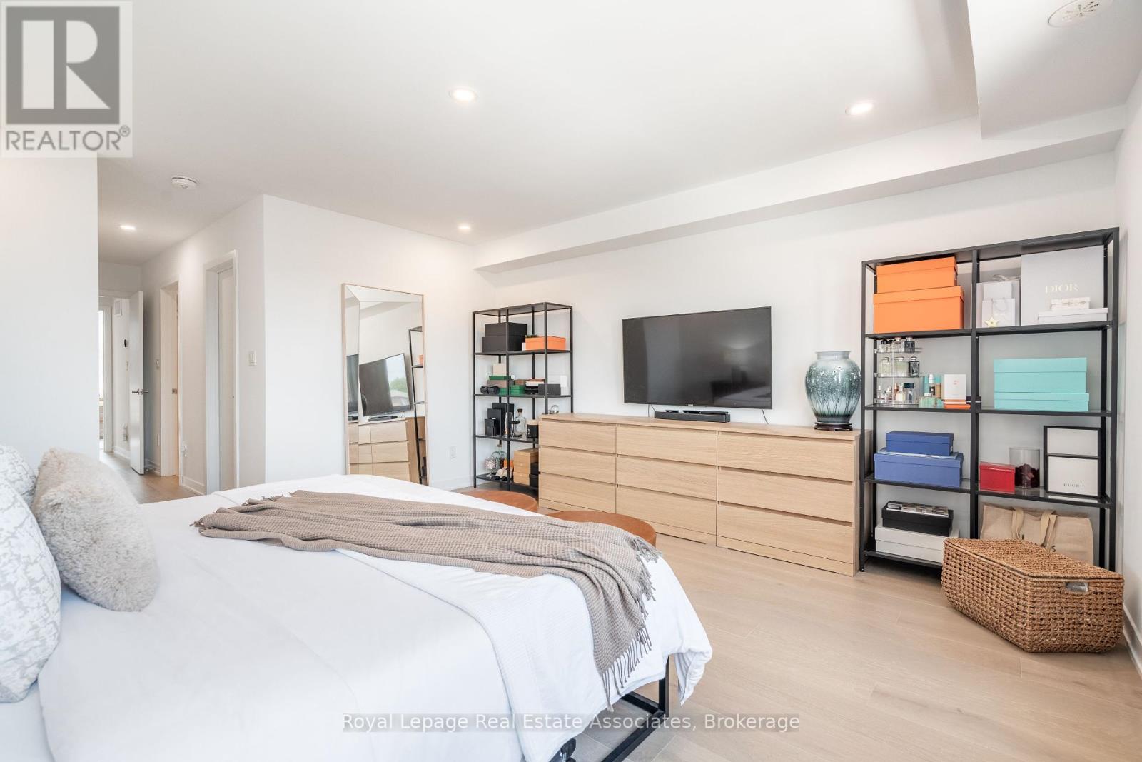 Photo 33 of 120 Green Gardens Boulevard, Toronto ON
