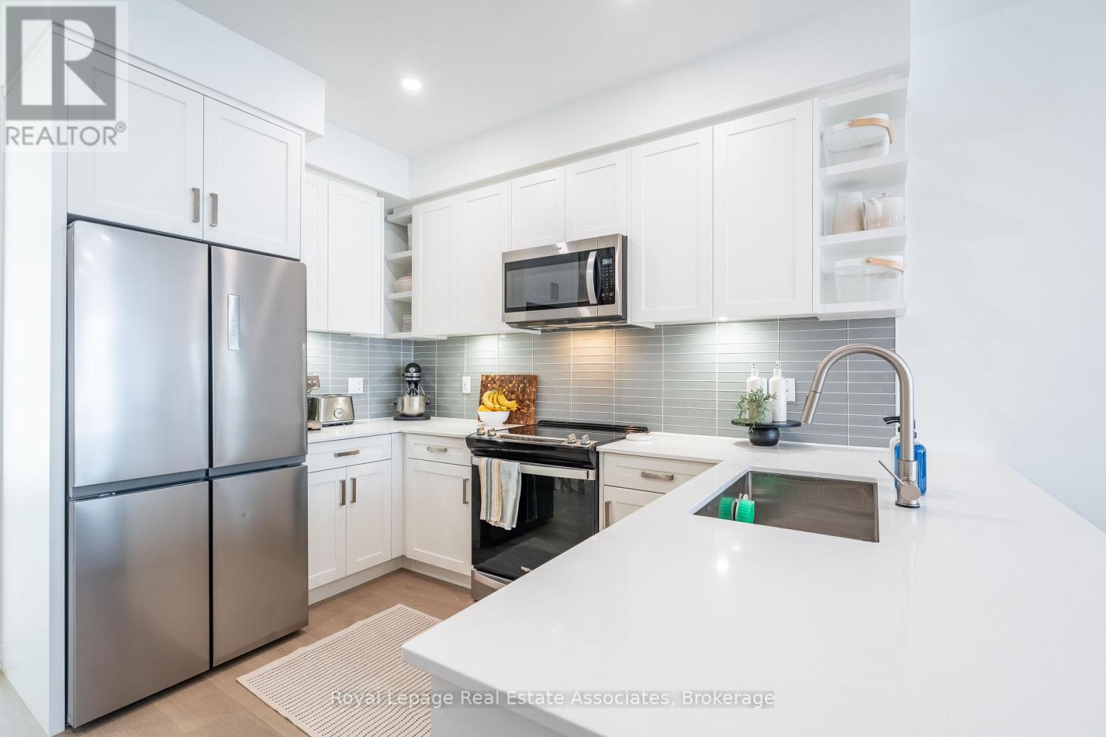 Photo 7 of 120 Green Gardens Boulevard, Toronto ON
