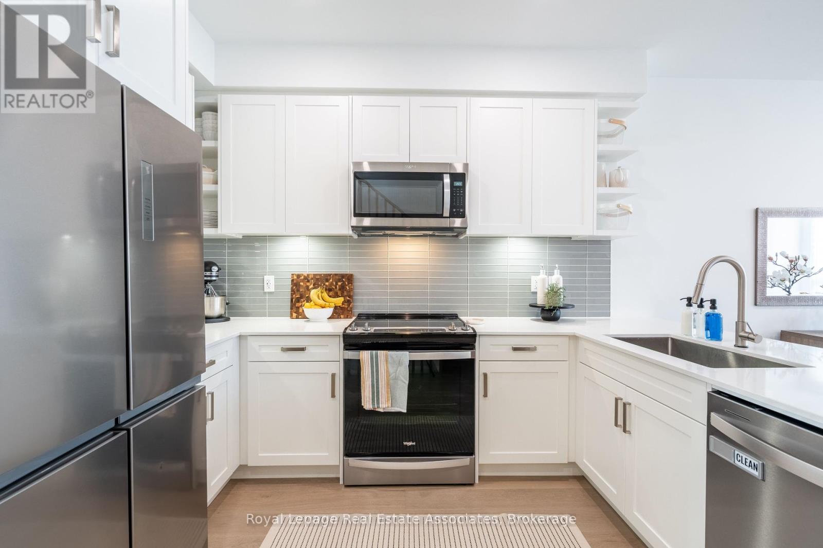 Photo 6 of 120 Green Gardens Boulevard, Toronto ON