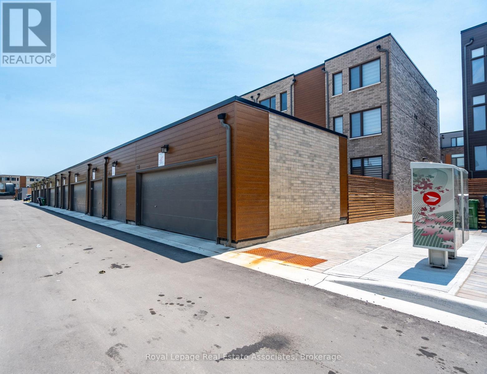 Photo 42 of 120 Green Gardens Boulevard, Toronto ON