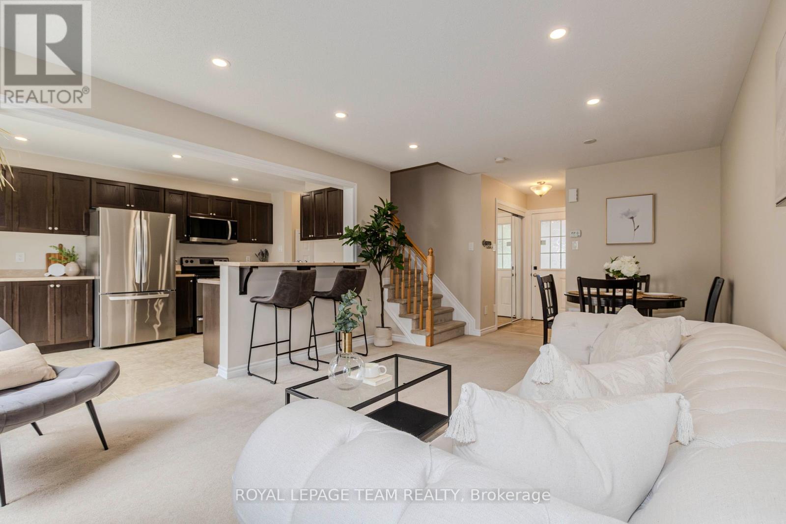 Photo 10 of 466 Meadowhawk Crescent, Ottawa ON