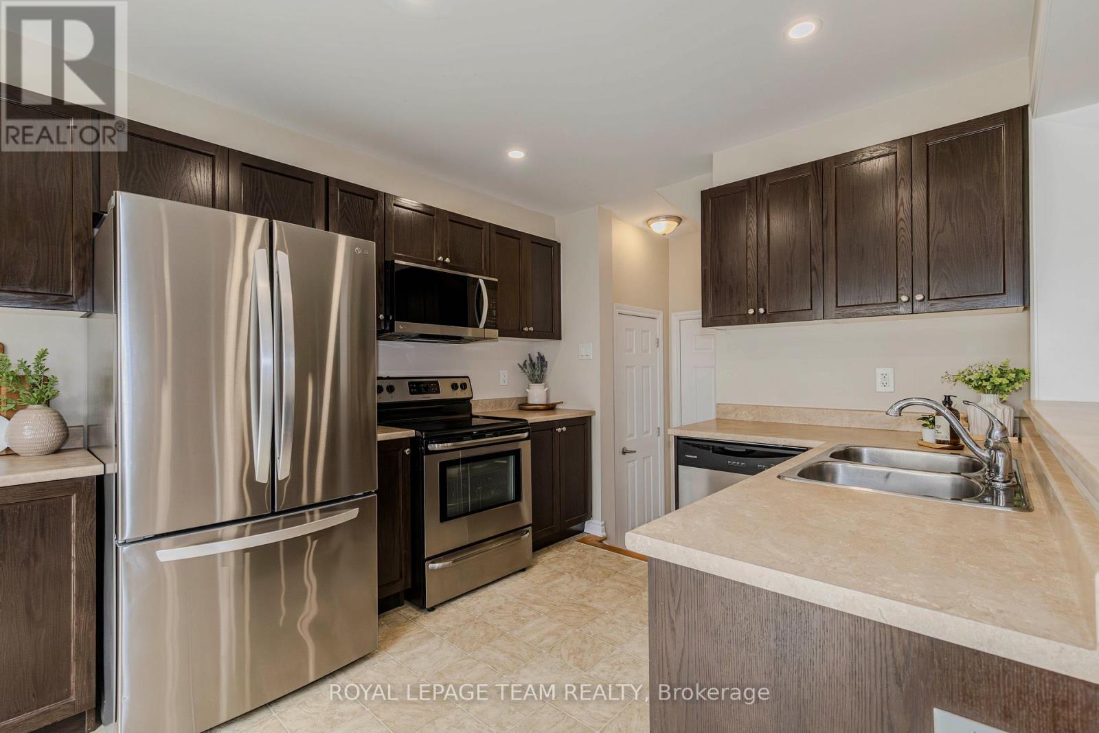 Photo 13 of 466 Meadowhawk Crescent, Ottawa ON