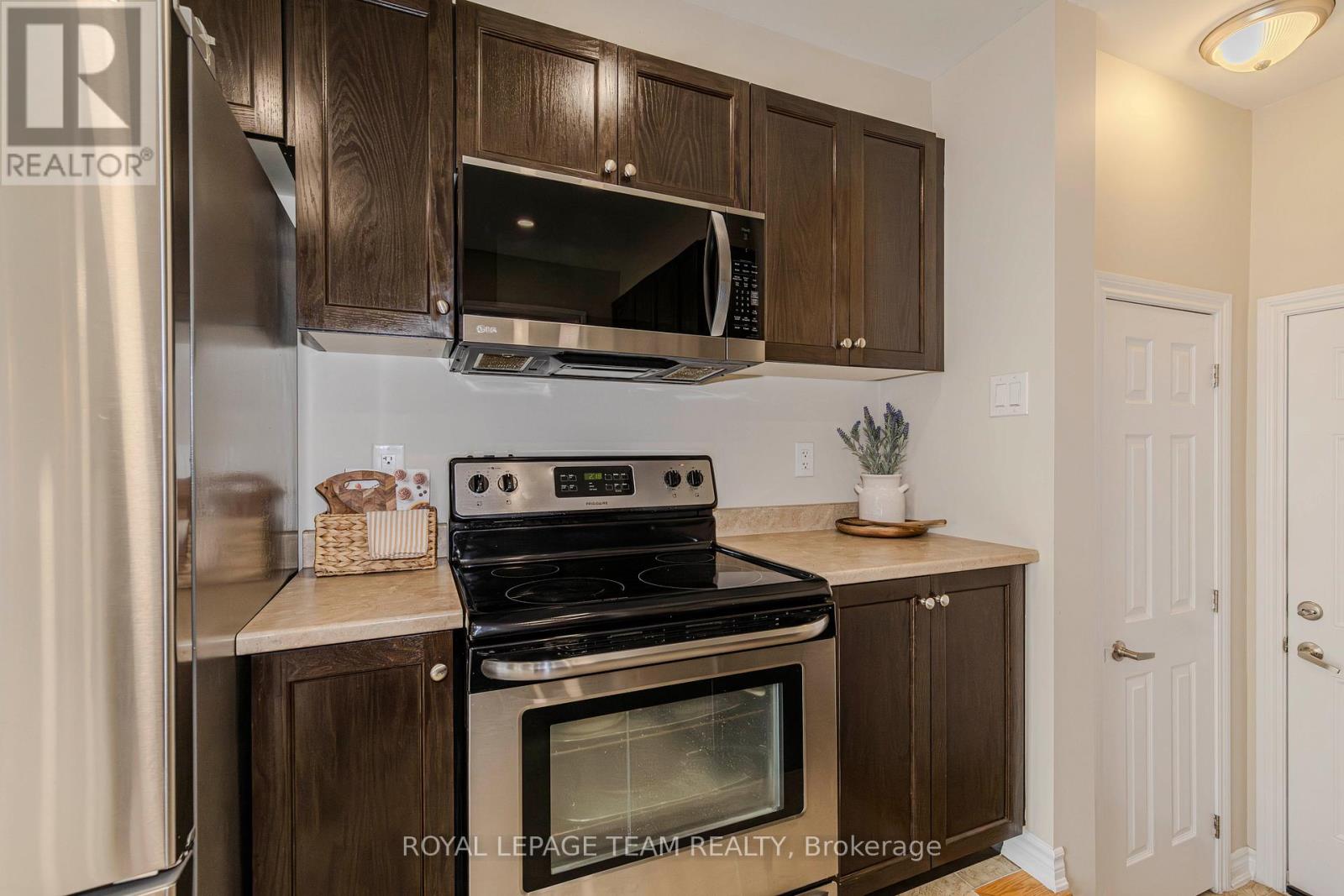 Photo 15 of 466 Meadowhawk Crescent, Ottawa ON