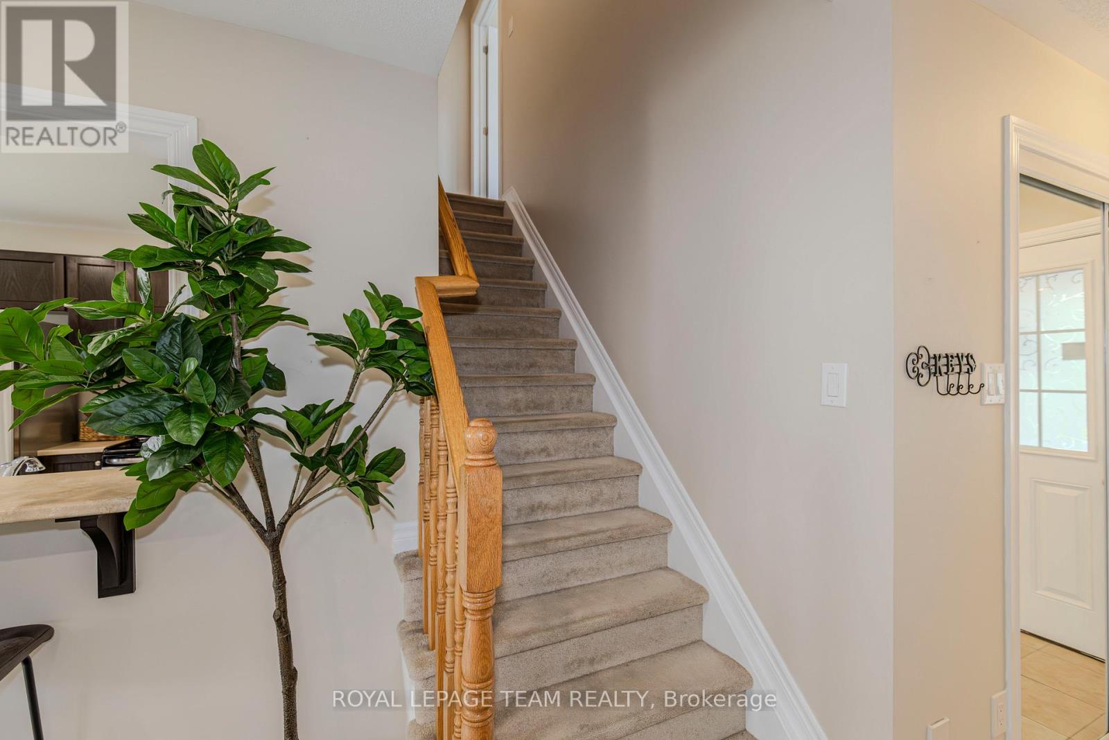 Photo 24 of 466 Meadowhawk Crescent, Ottawa ON