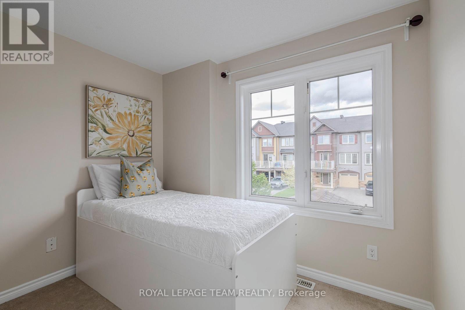 Photo 32 of 466 Meadowhawk Crescent, Ottawa ON