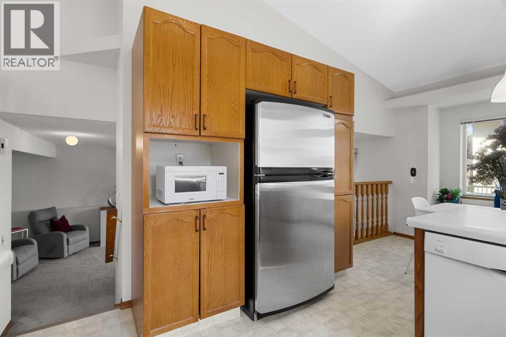 Photo 10 of 305 Douglasbank Court Se, Calgary AB