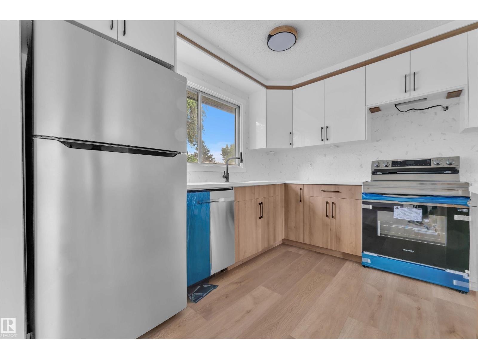 Photo 10 of 132 Richfield Rd Nw, Edmonton AB