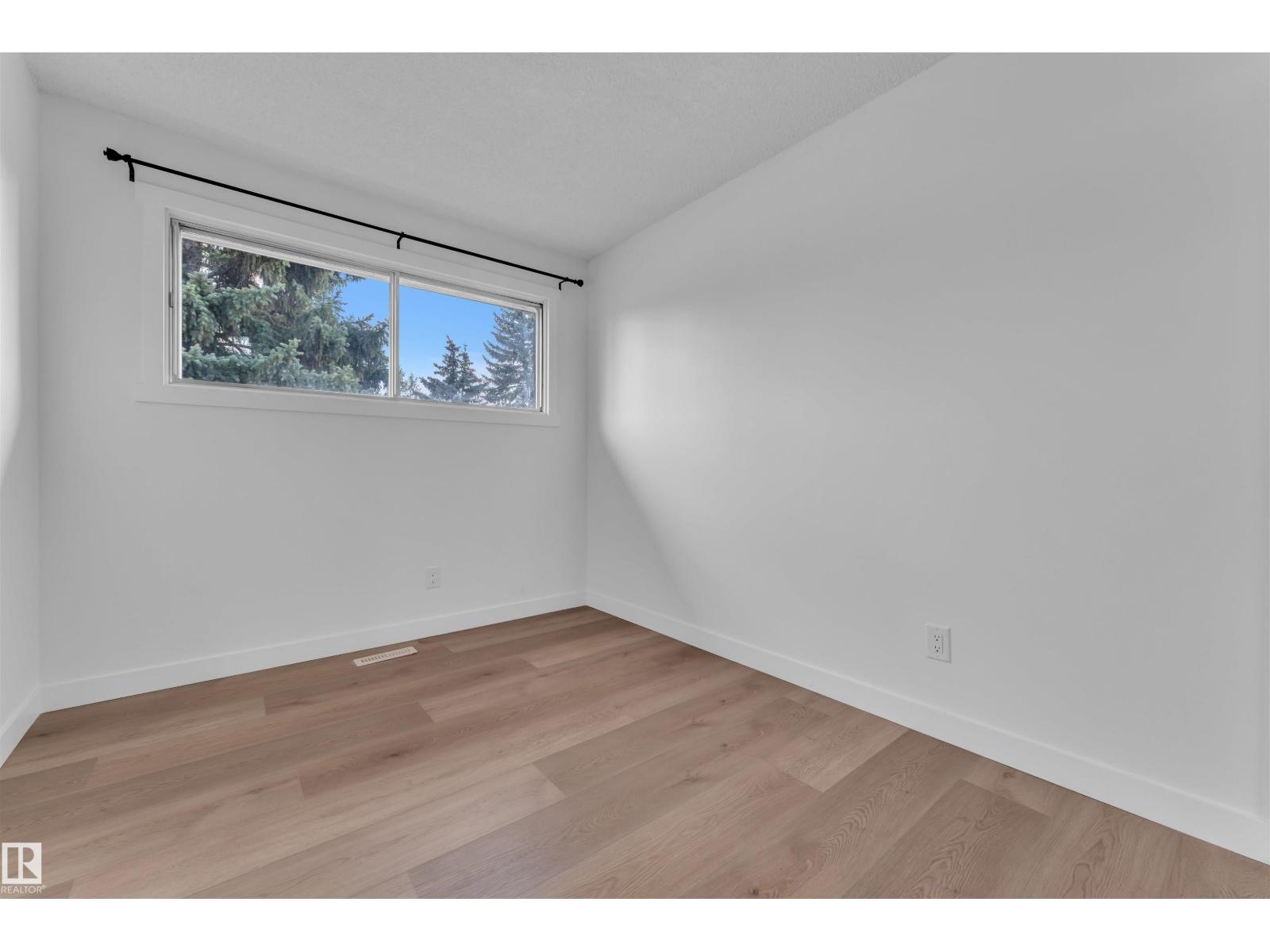 Photo 16 of 132 Richfield Rd Nw, Edmonton AB