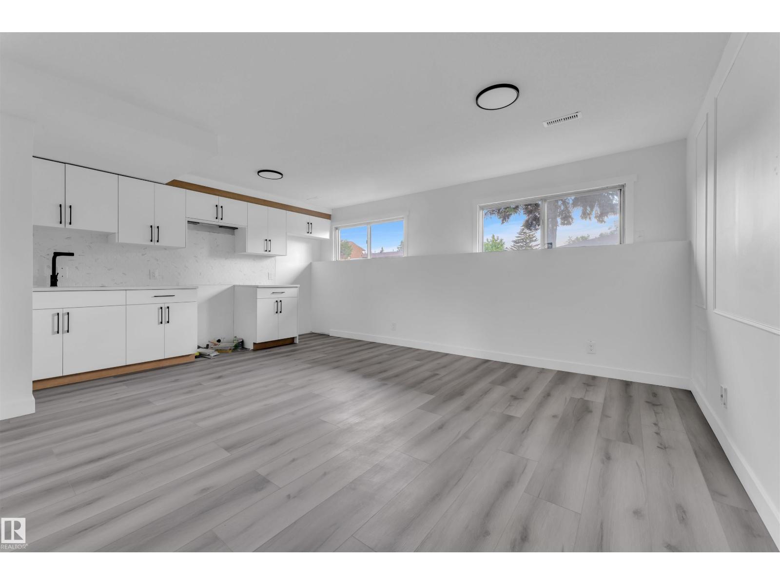 Photo 17 of 132 Richfield Rd Nw, Edmonton AB