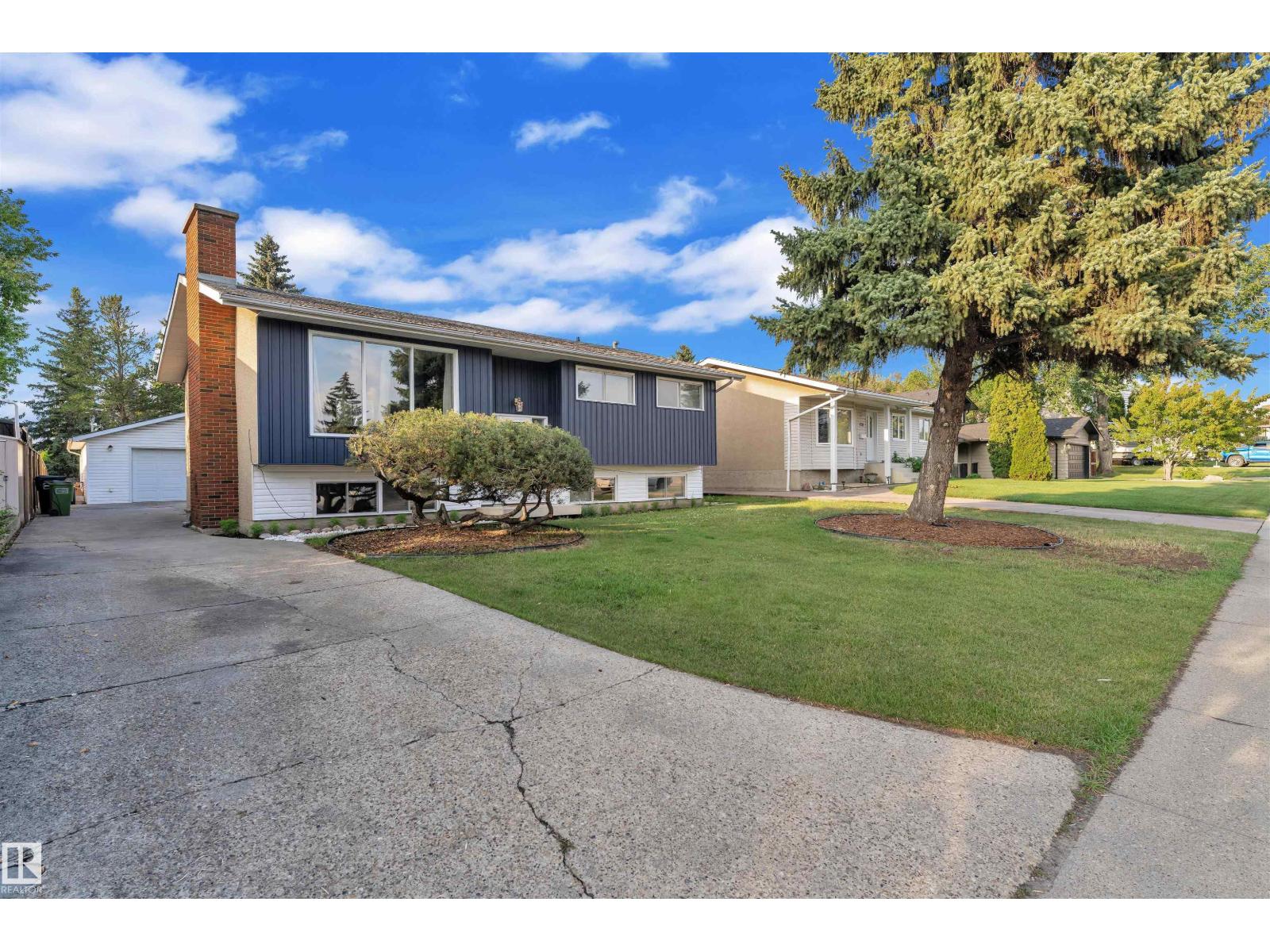 Photo 3 of 132 Richfield Rd Nw, Edmonton AB