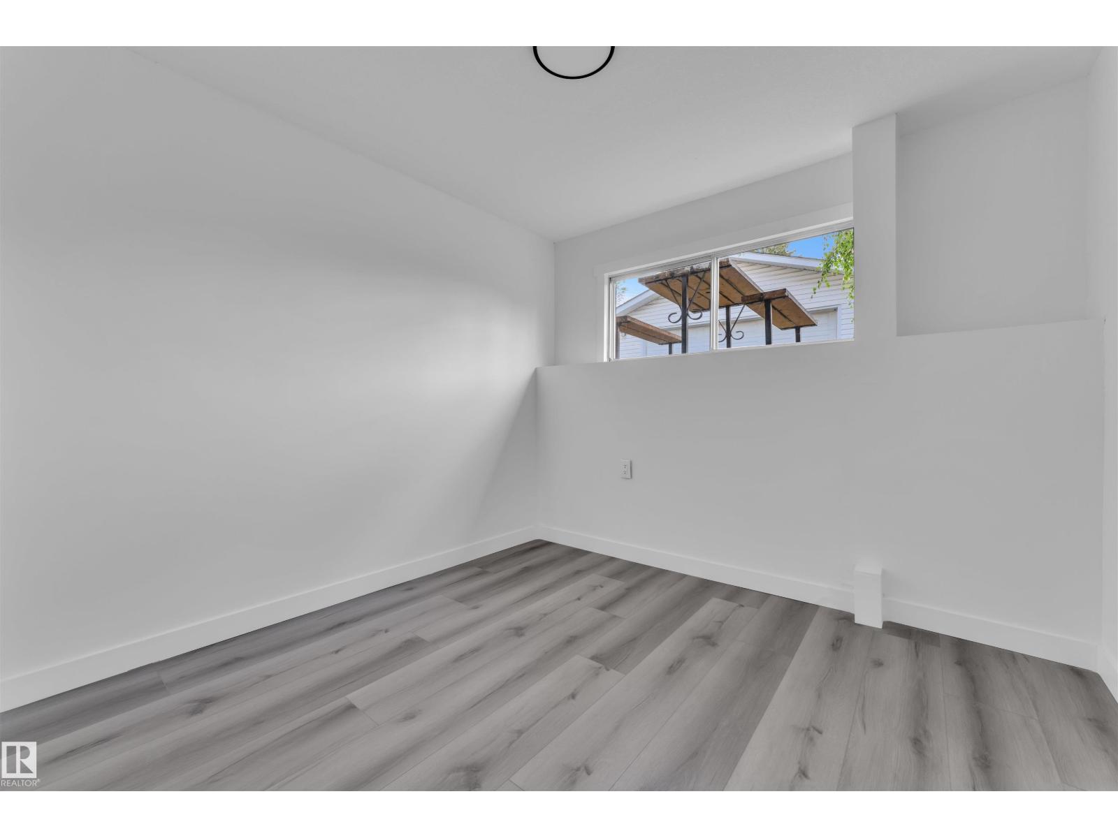 Photo 31 of 132 Richfield Rd Nw, Edmonton AB