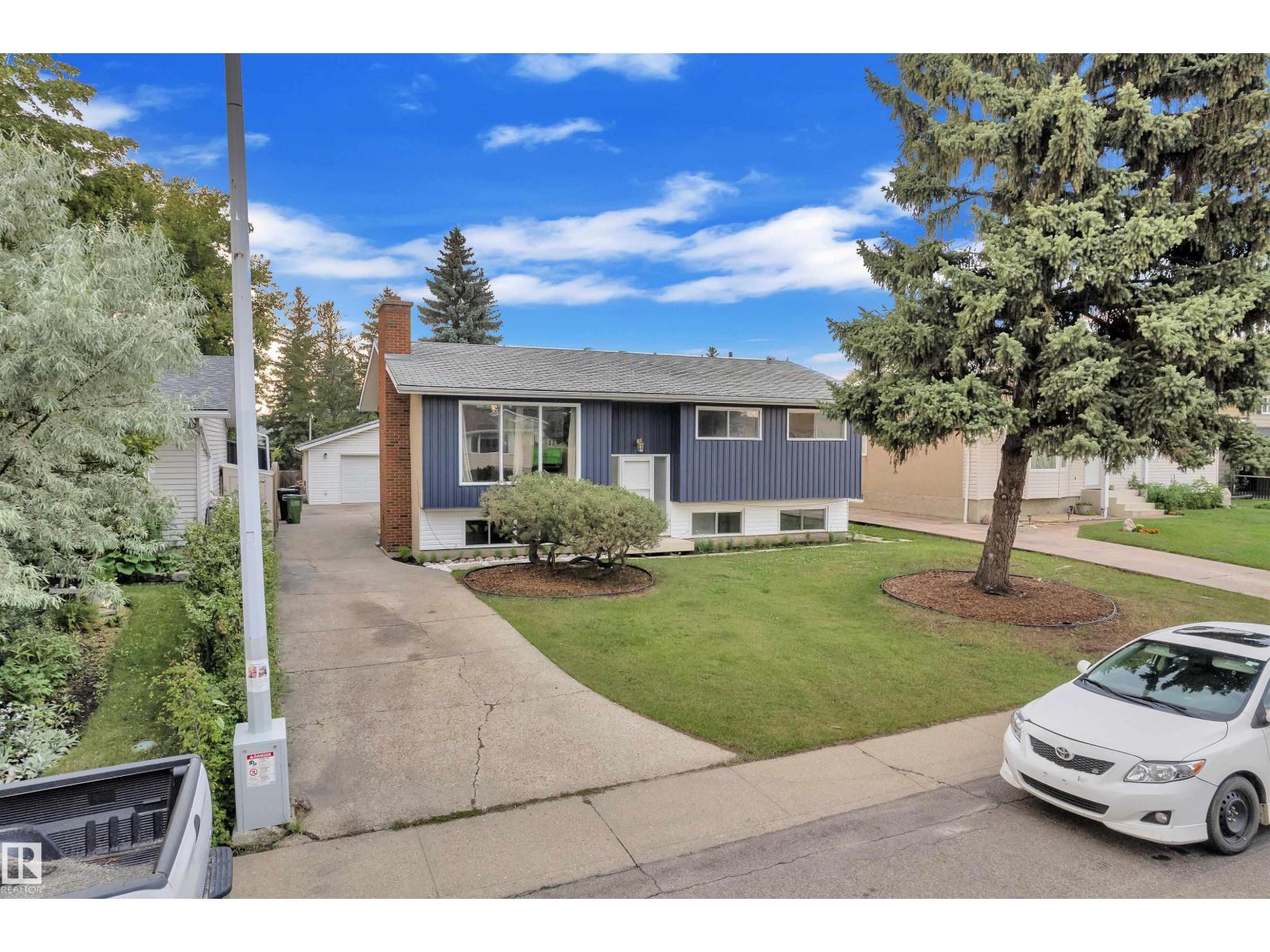 Photo 5 of 132 Richfield Rd Nw, Edmonton AB