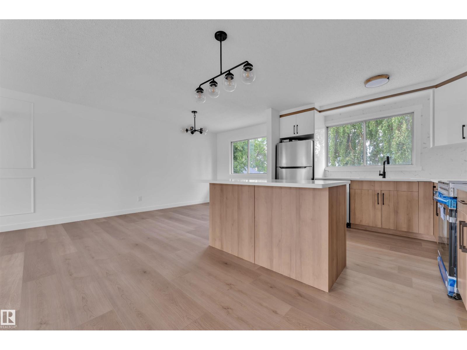 Photo 8 of 132 Richfield Rd Nw, Edmonton AB