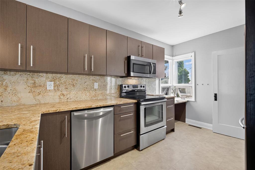 Photo 11 of 152 Renfrew Street, Winnipeg MB