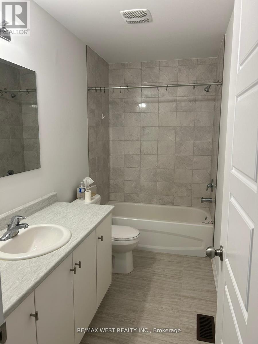 Photo 11 of 24 Dewberry Drive, Kitchener ON