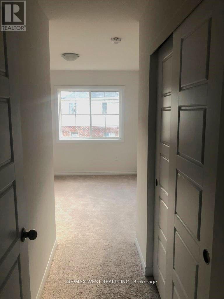 Photo 16 of 24 Dewberry Drive, Kitchener ON