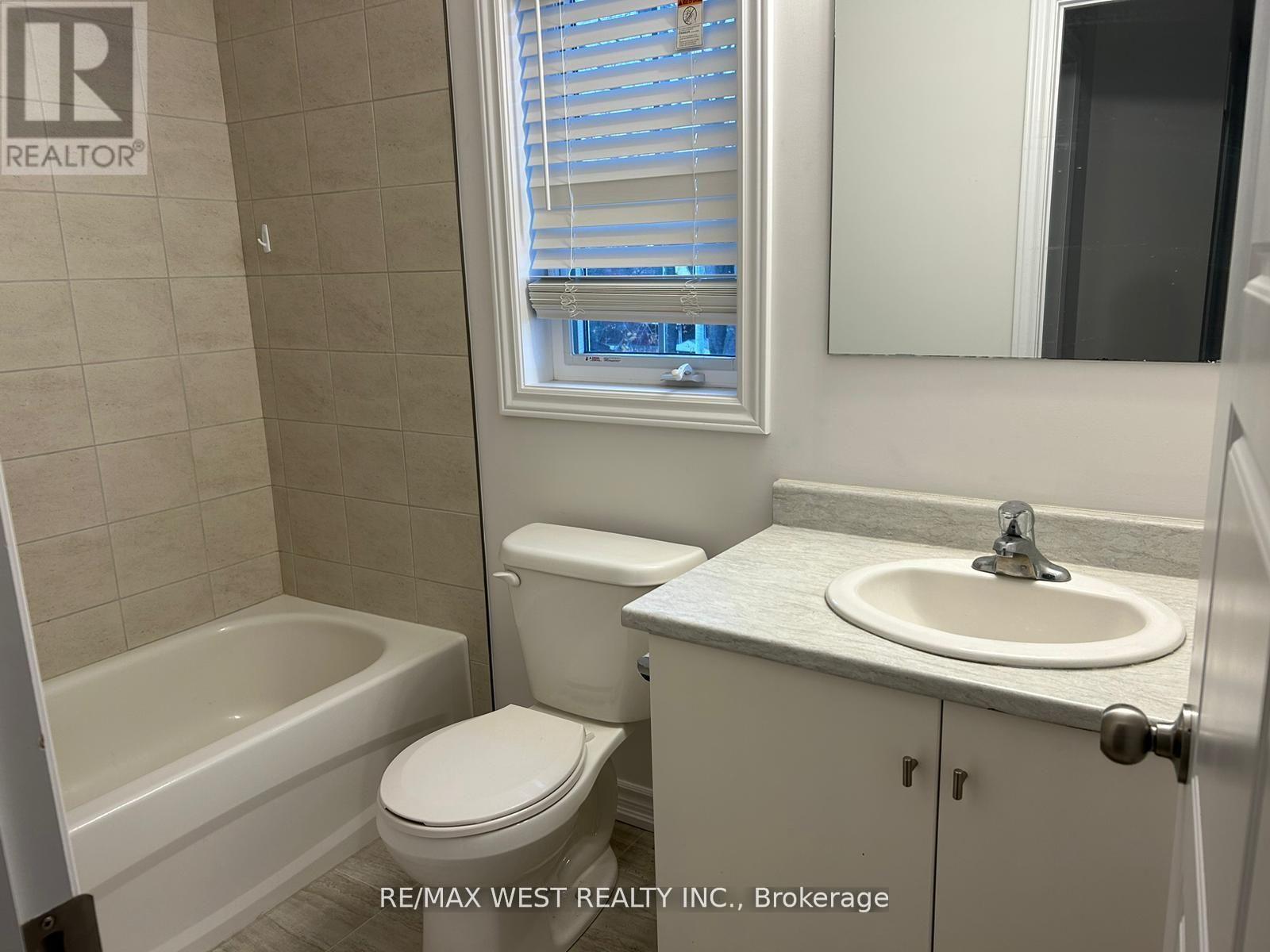 Photo 12 of 24 Dewberry Drive, Kitchener ON