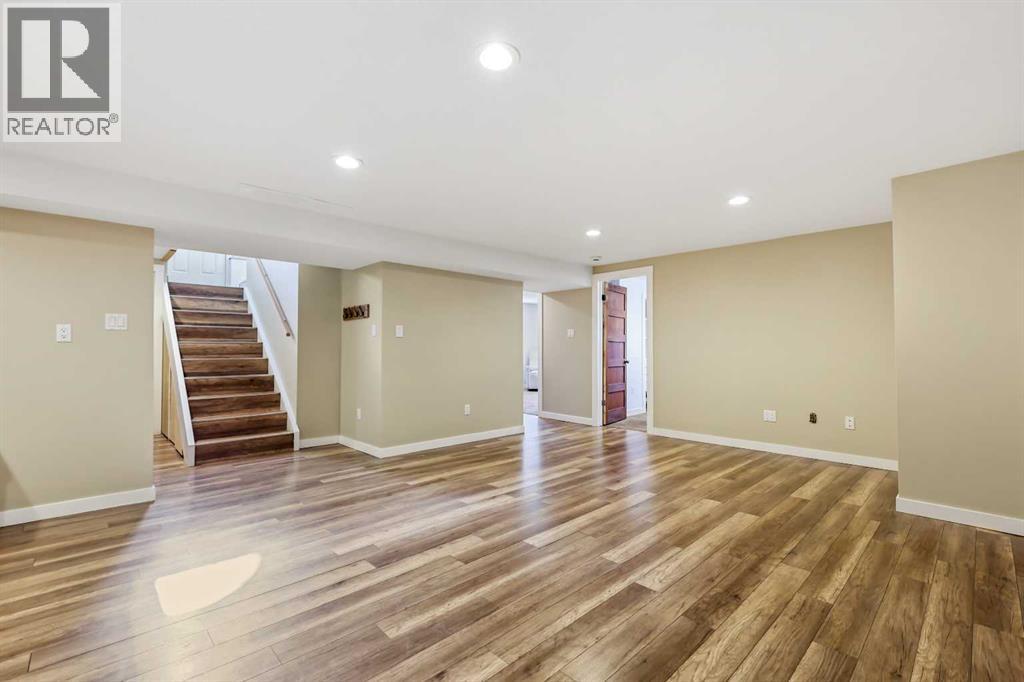 Photo 29 of 92 Governor Drive Sw, Calgary AB